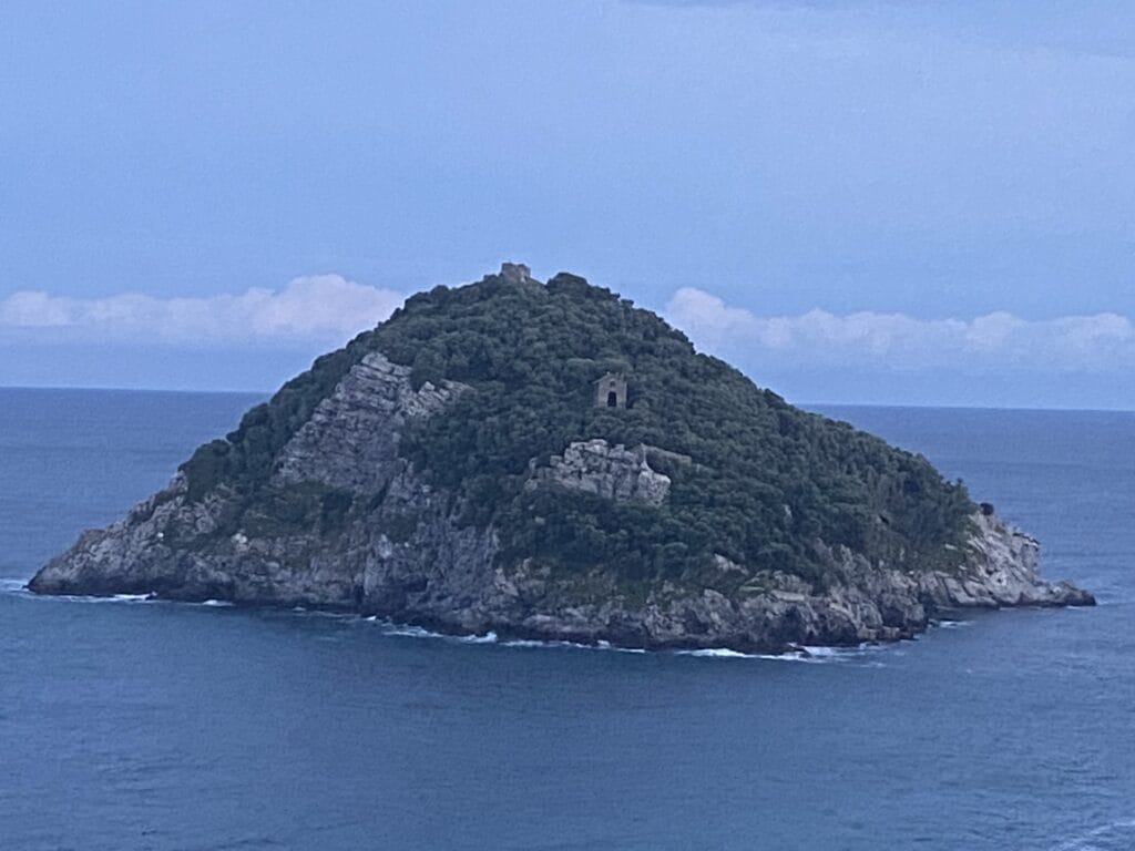 L’île de Bergeggi vue depuis la côte