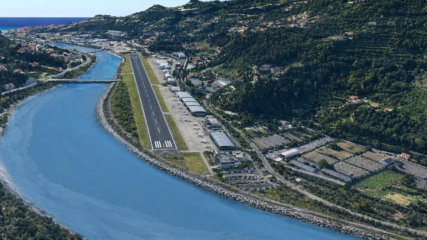 Vue aérienne de la vallée de la Roya : le fleuve, la piste d’aviation et les terrains du futur district